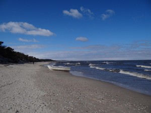 Strand mit Wellen